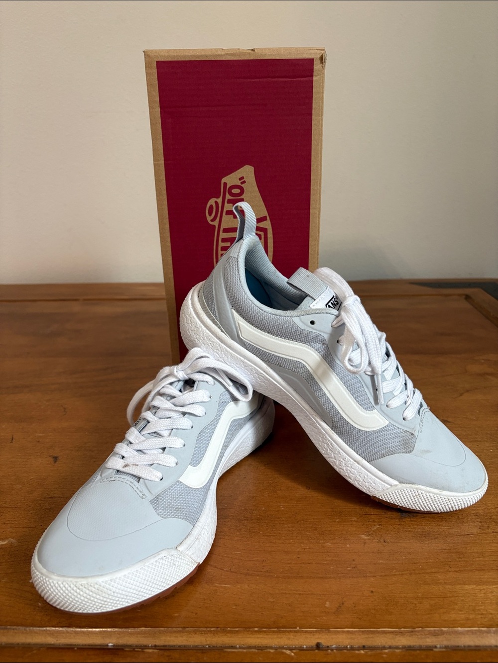 Vans Ultrarange EXO Light Gray and White Low-Top Skate Sneakers Size 7